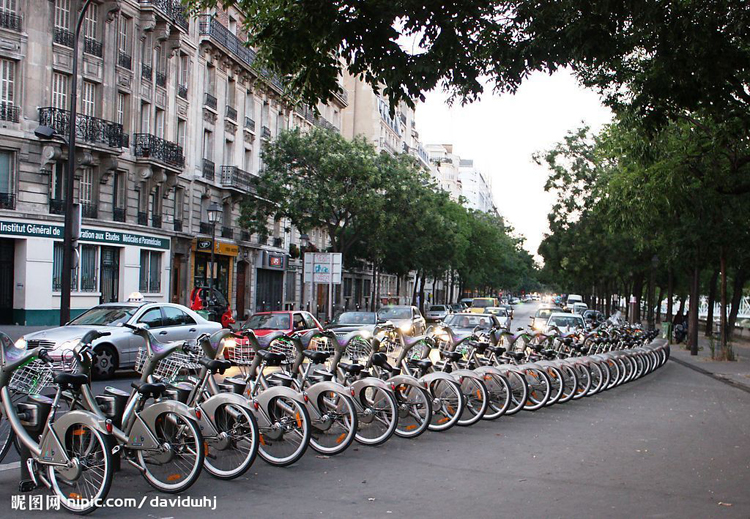 巴黎街头的公共自行车